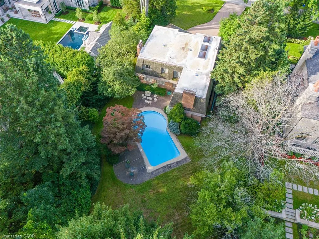 16 Colonial Crescent