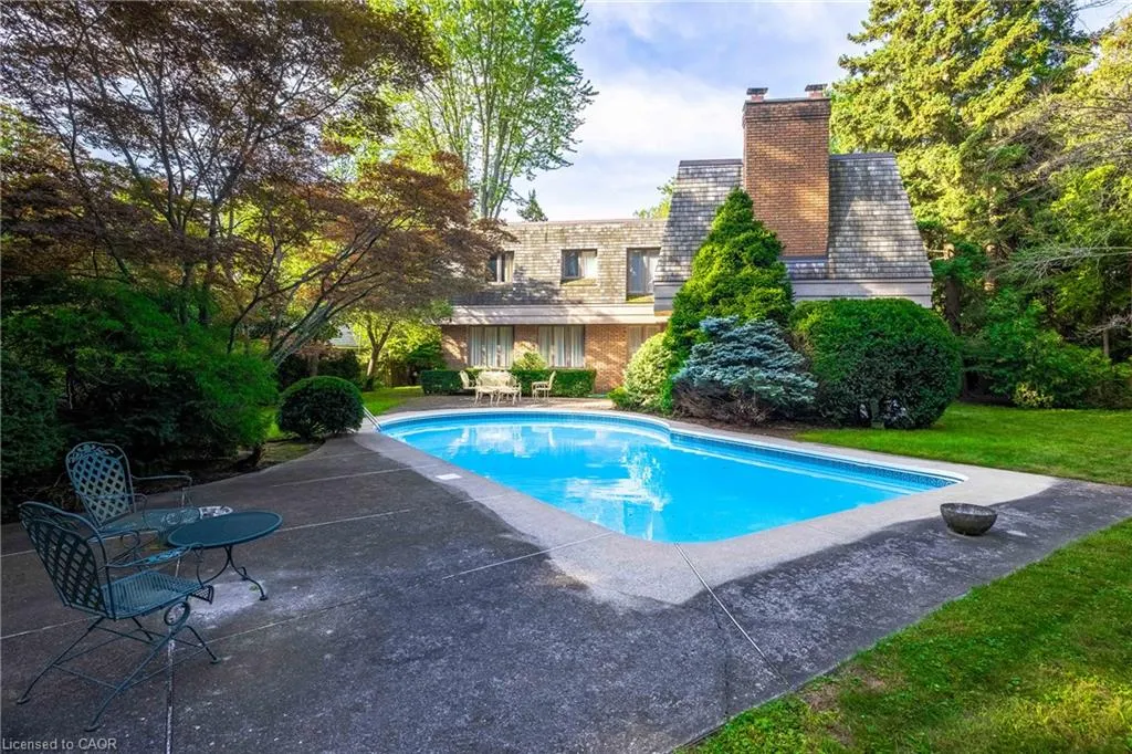 16 Colonial Crescent