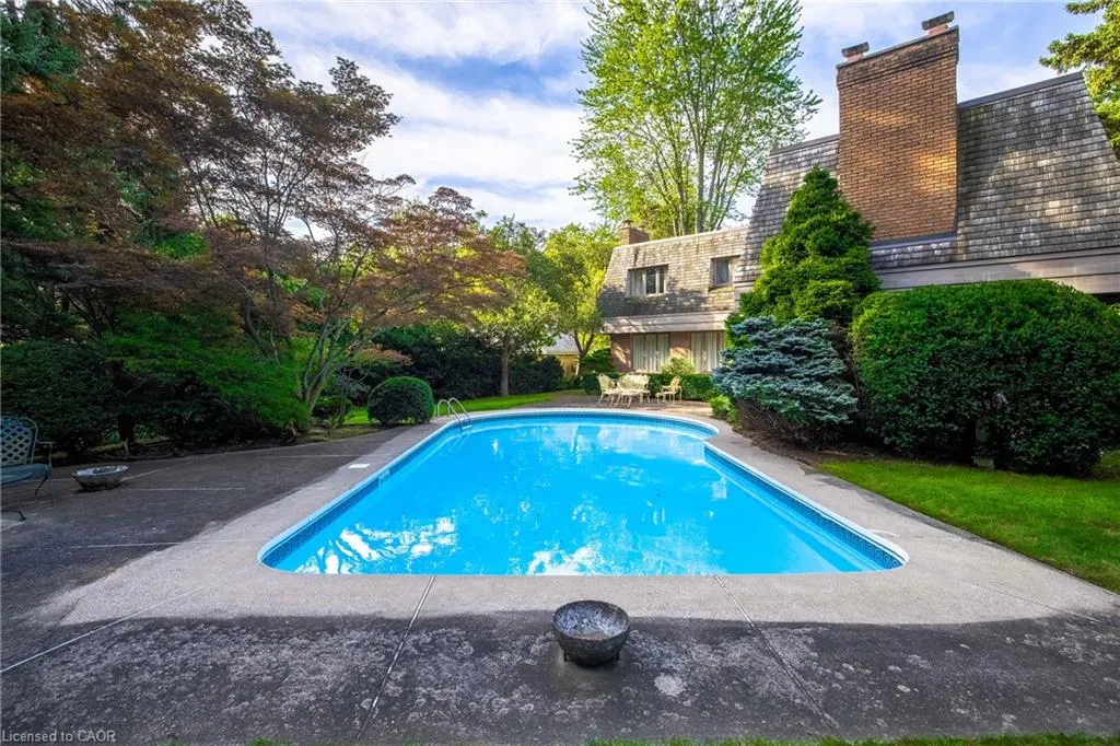 16 Colonial Crescent