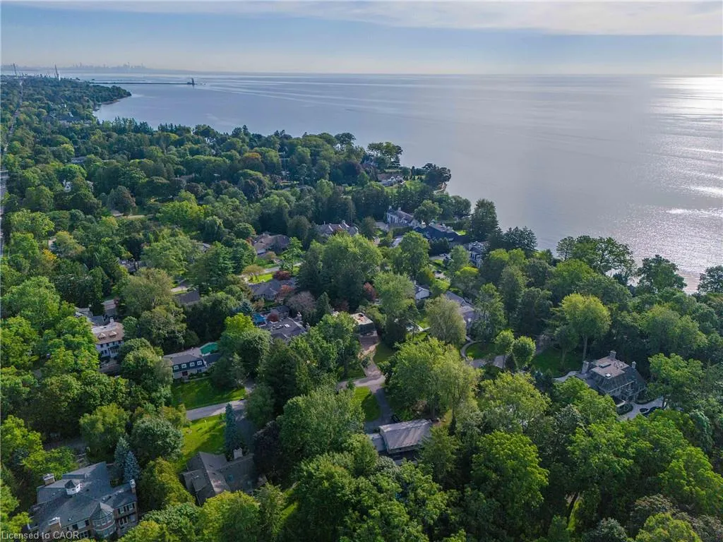 16 Colonial Crescent