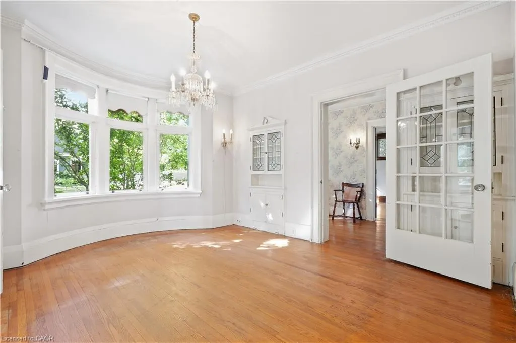 32 Wentworth Avenue