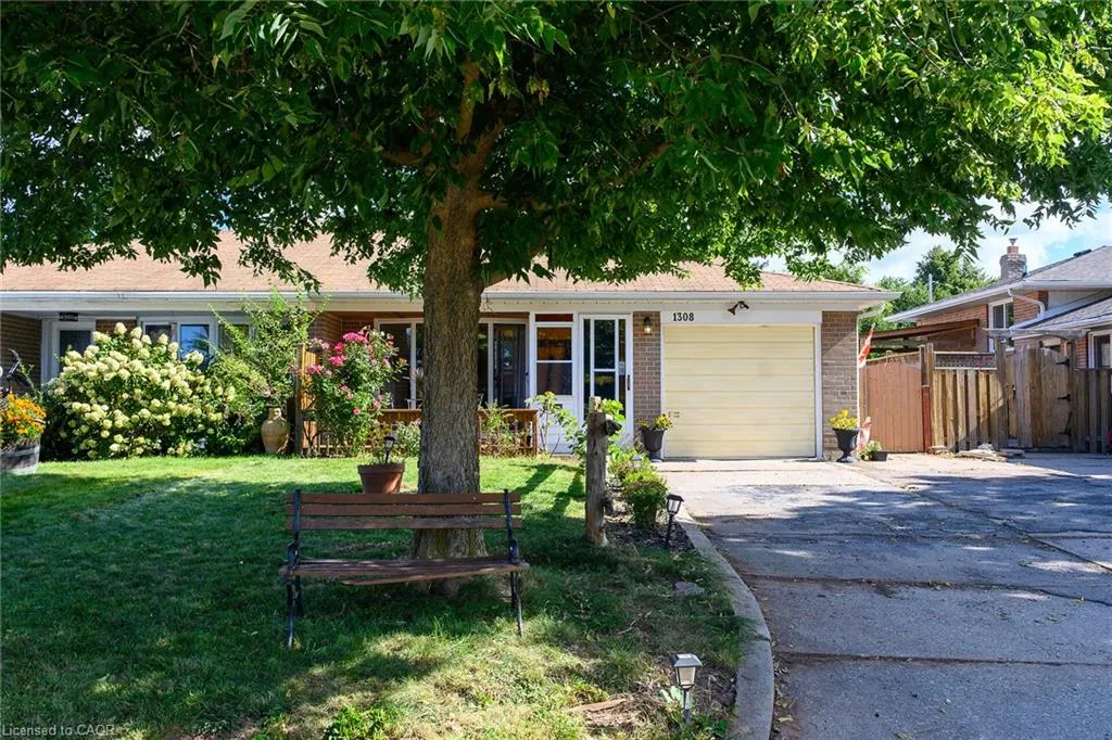 1308 Redbank Crescent