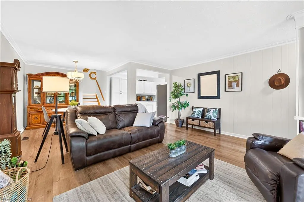 1308 Redbank Crescent