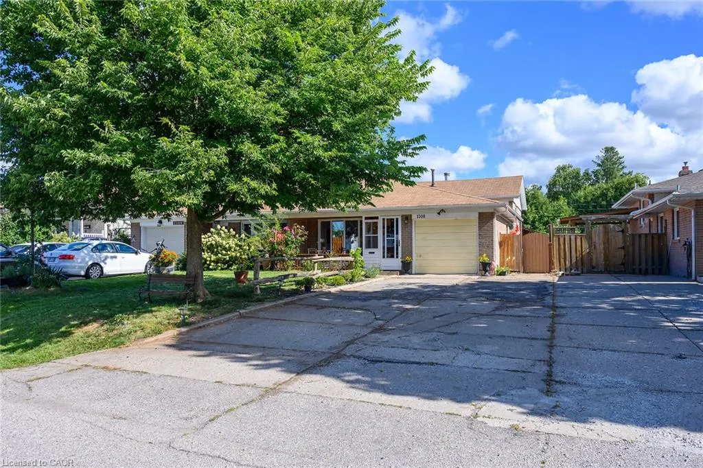 1308 Redbank Crescent