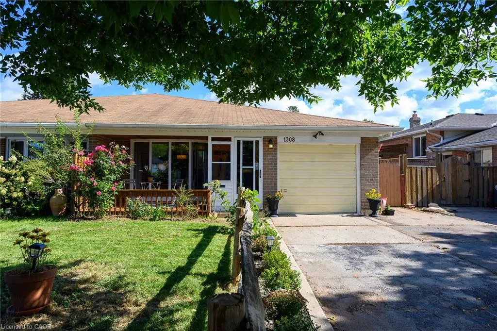 1308 Redbank Crescent