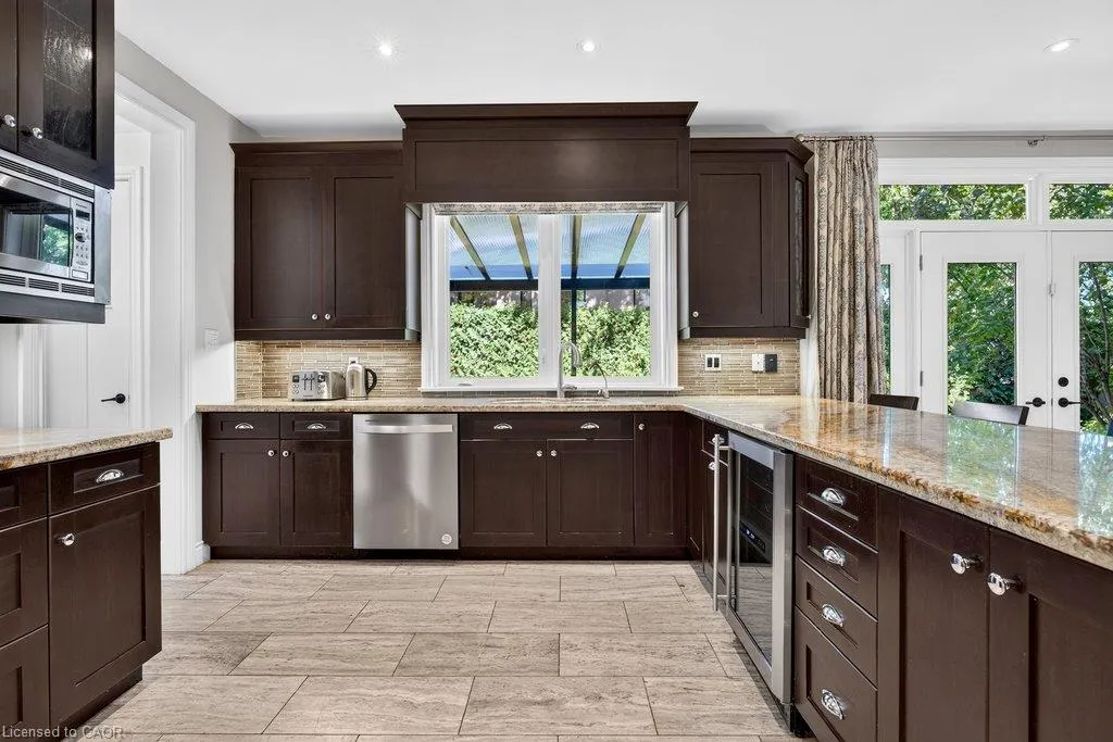225 Lakeside Avenue
