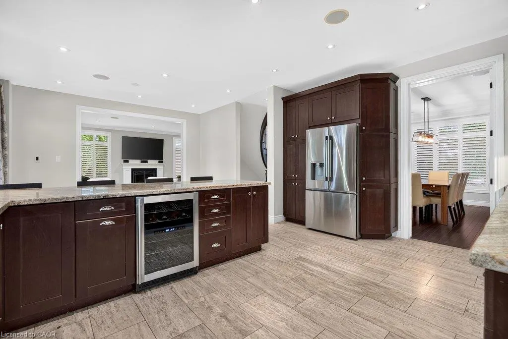 225 Lakeside Avenue