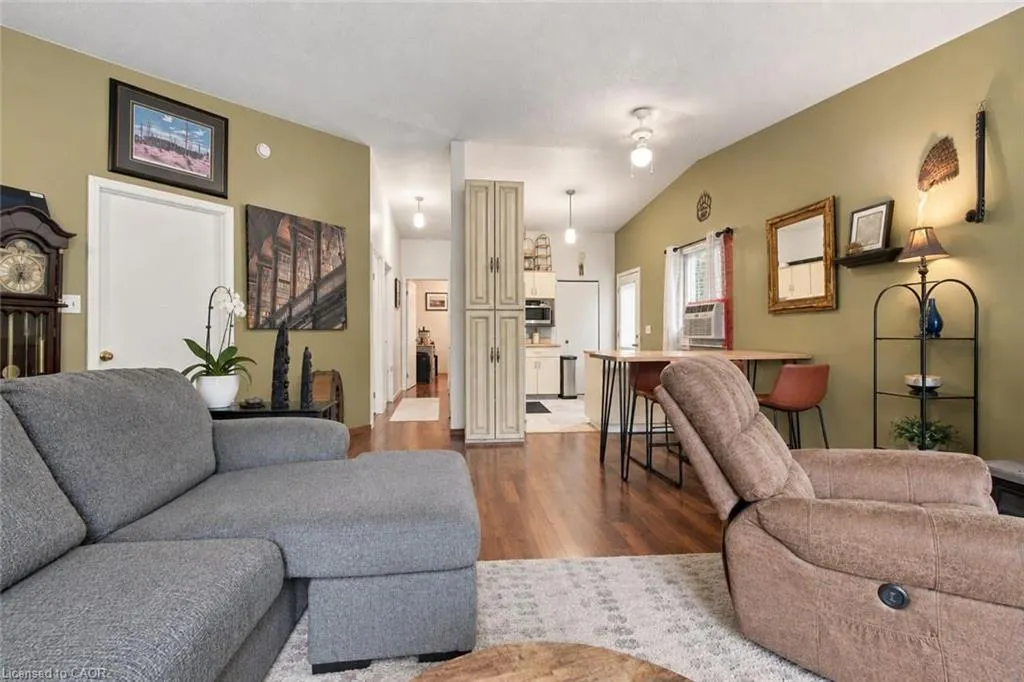 26 Renfrew Street E