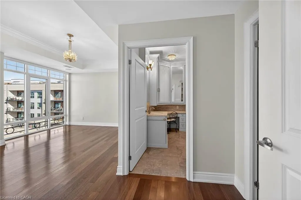 205 Lakeshore Road W #409