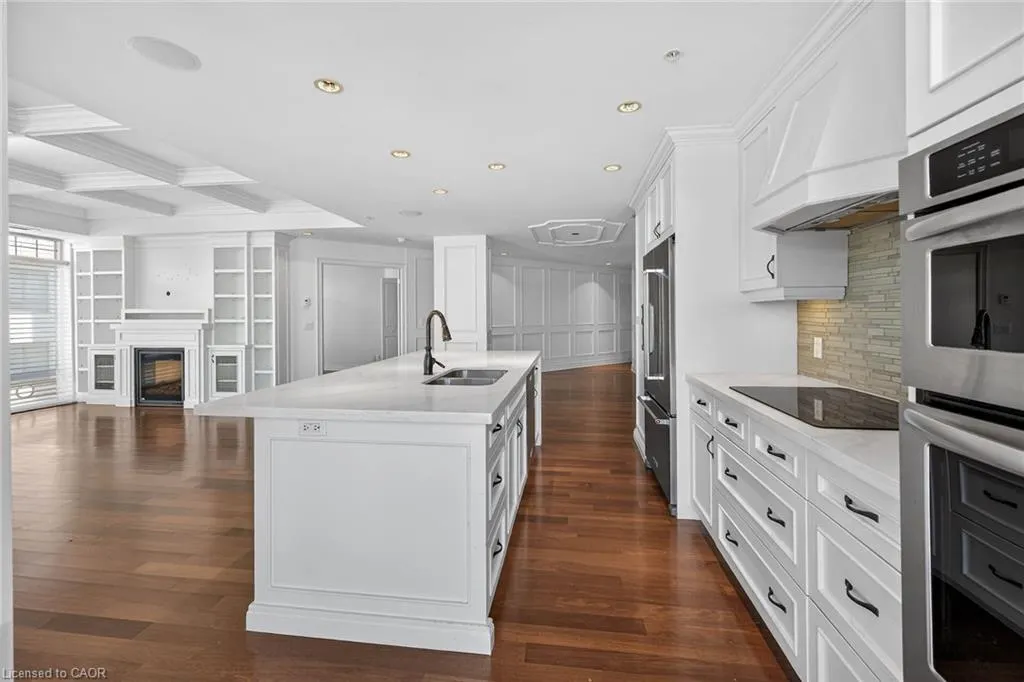 205 Lakeshore Road W #409