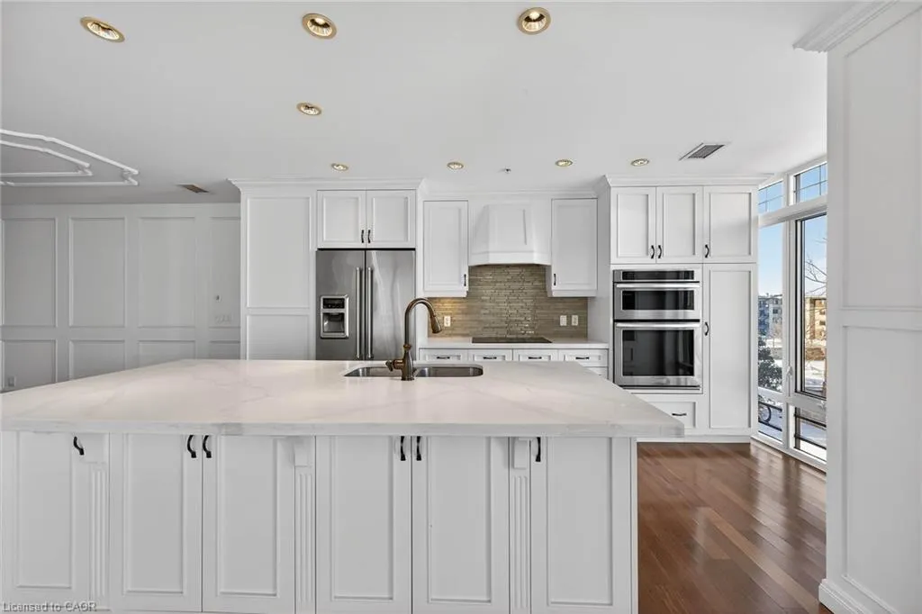 205 Lakeshore Road W #409