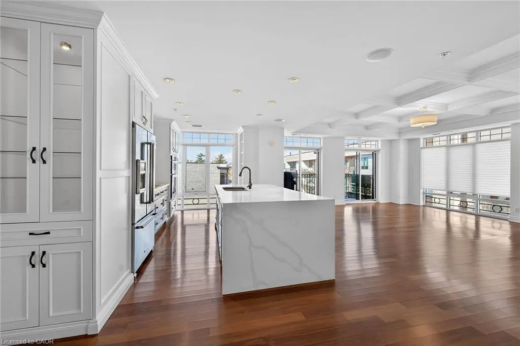 205 Lakeshore Road W #409