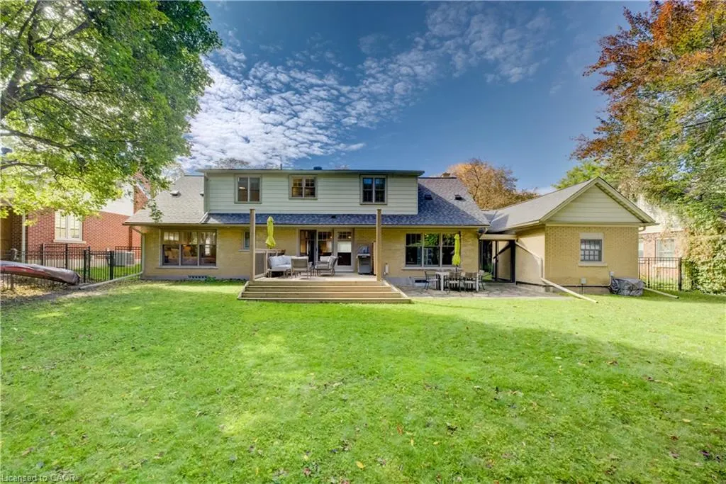 656 Westmount Road W