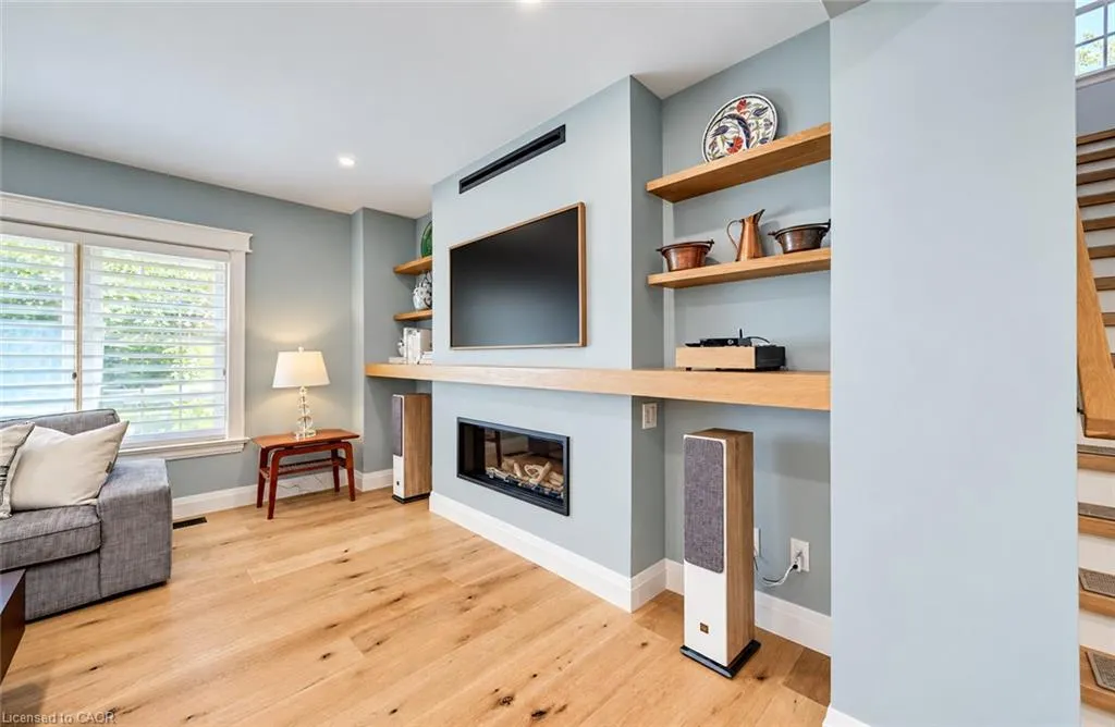 656 Westmount Road W