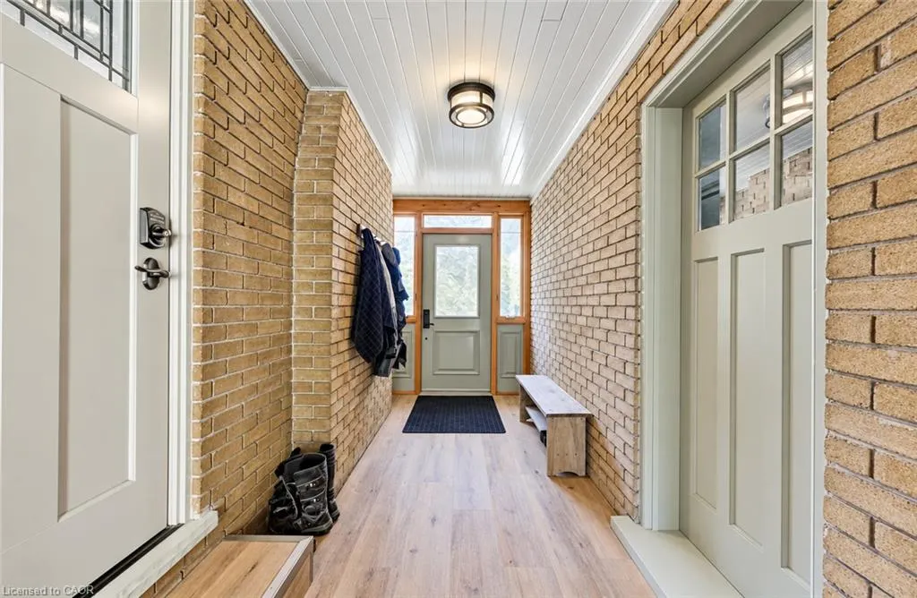 656 Westmount Road W