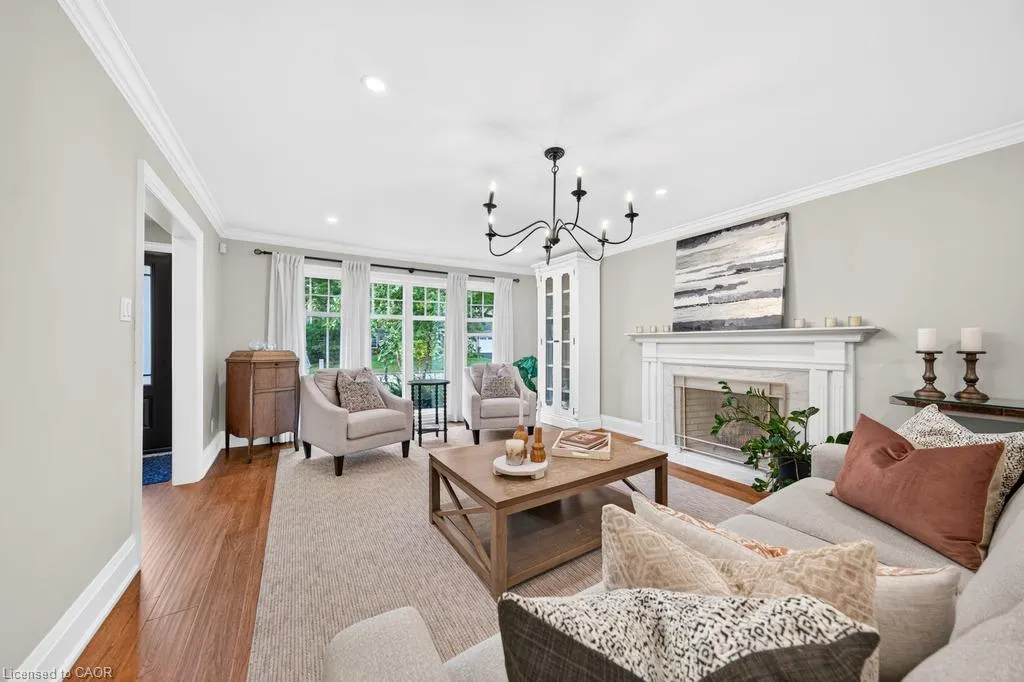 385 Rosslyn Drive