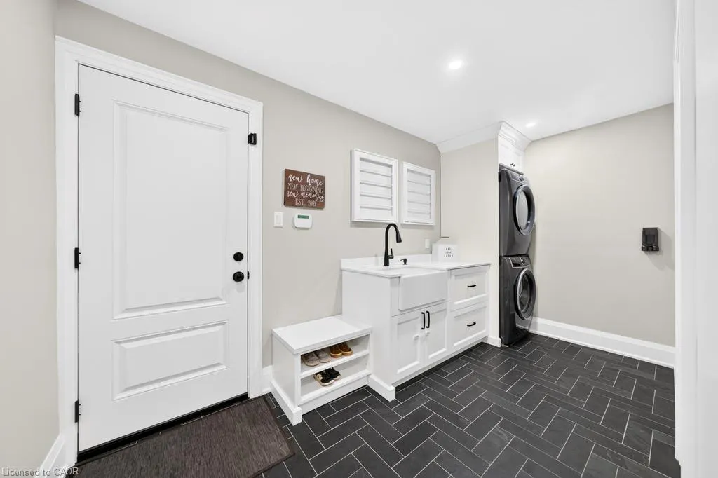 385 Rosslyn Drive