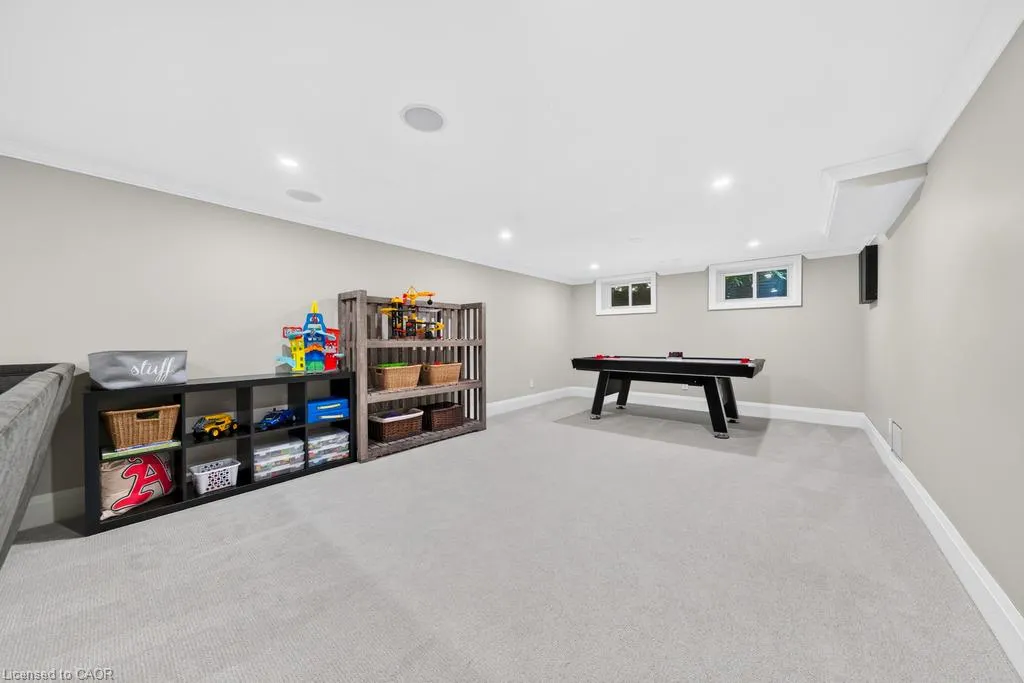 385 Rosslyn Drive