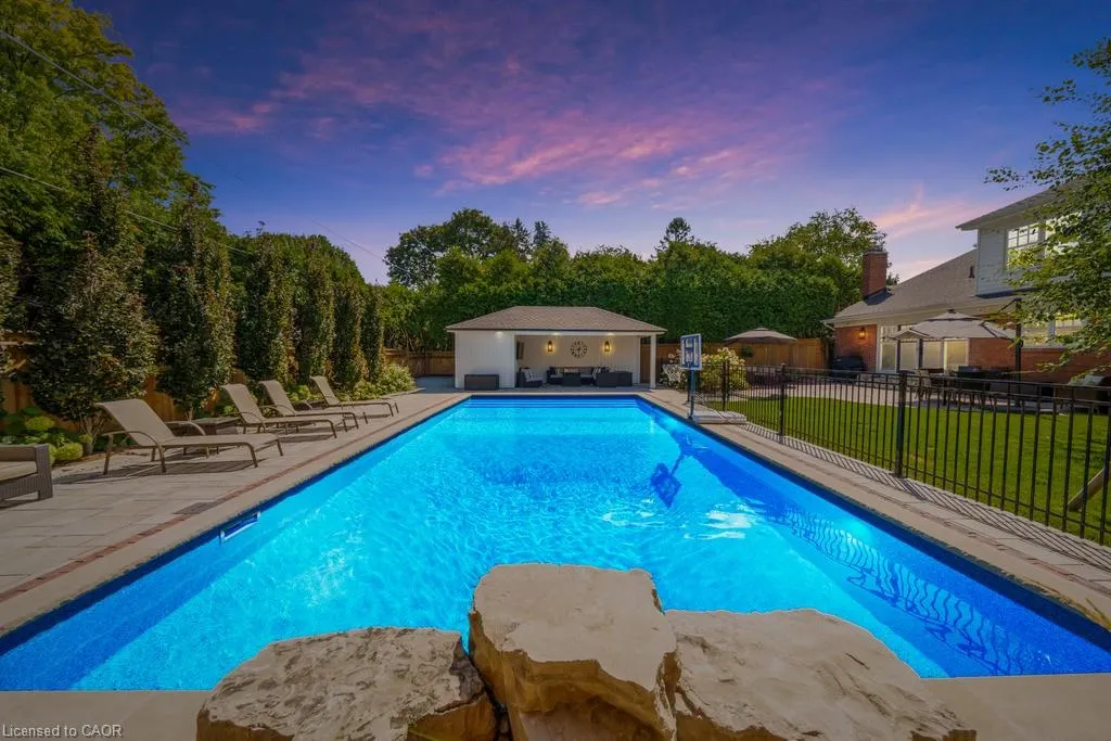 385 Rosslyn Drive