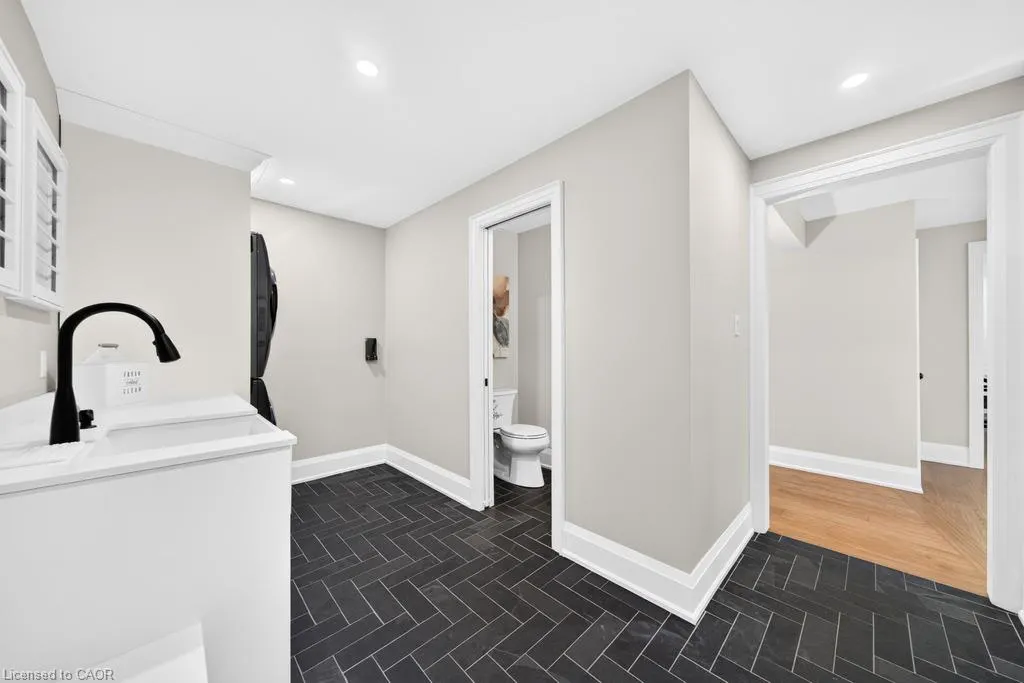 385 Rosslyn Drive