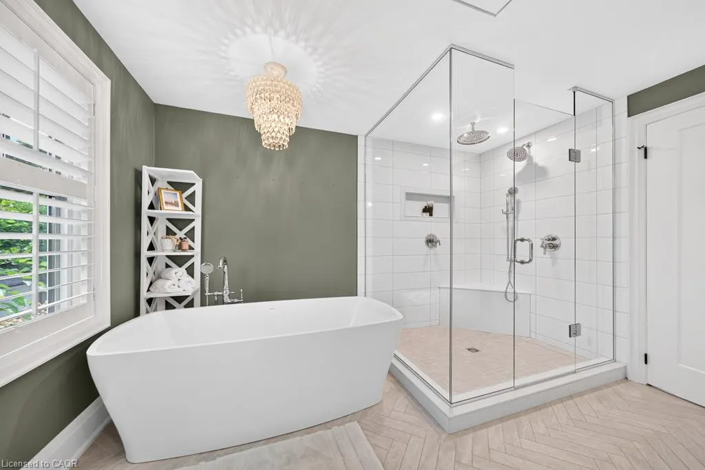 385 Rosslyn Drive