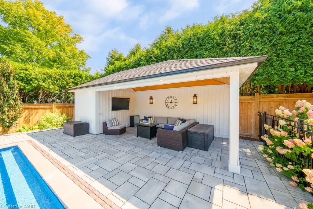 385 Rosslyn Drive