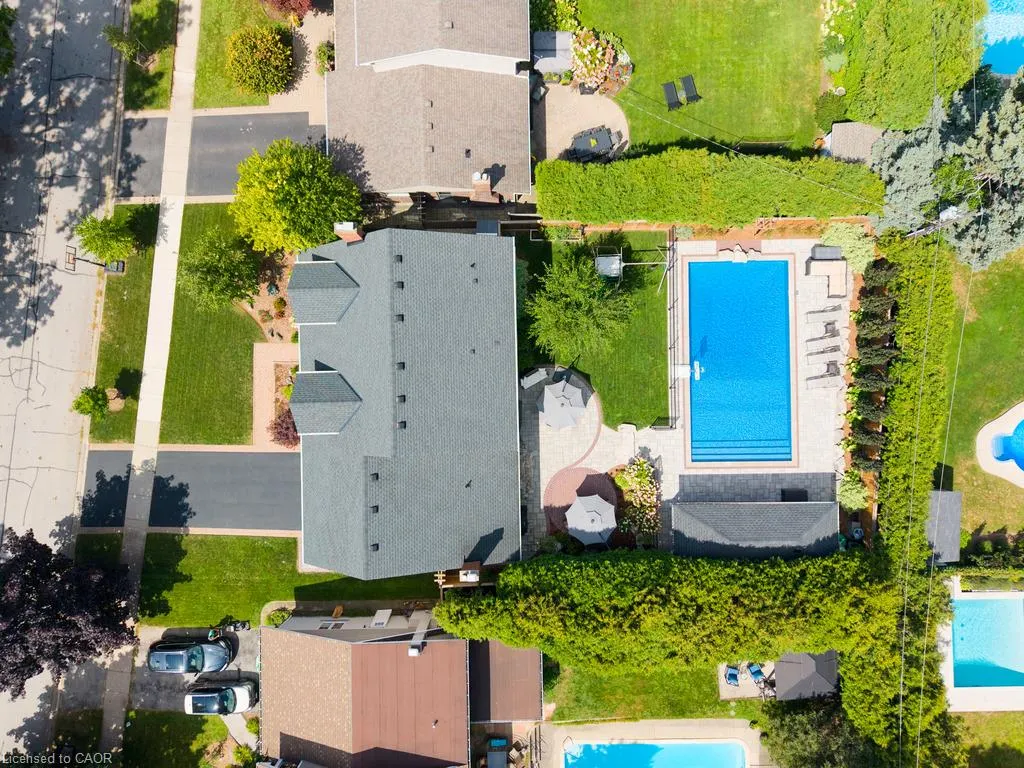 385 Rosslyn Drive