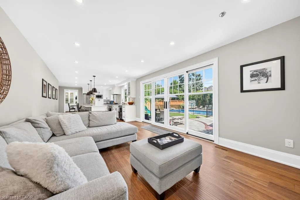 385 Rosslyn Drive