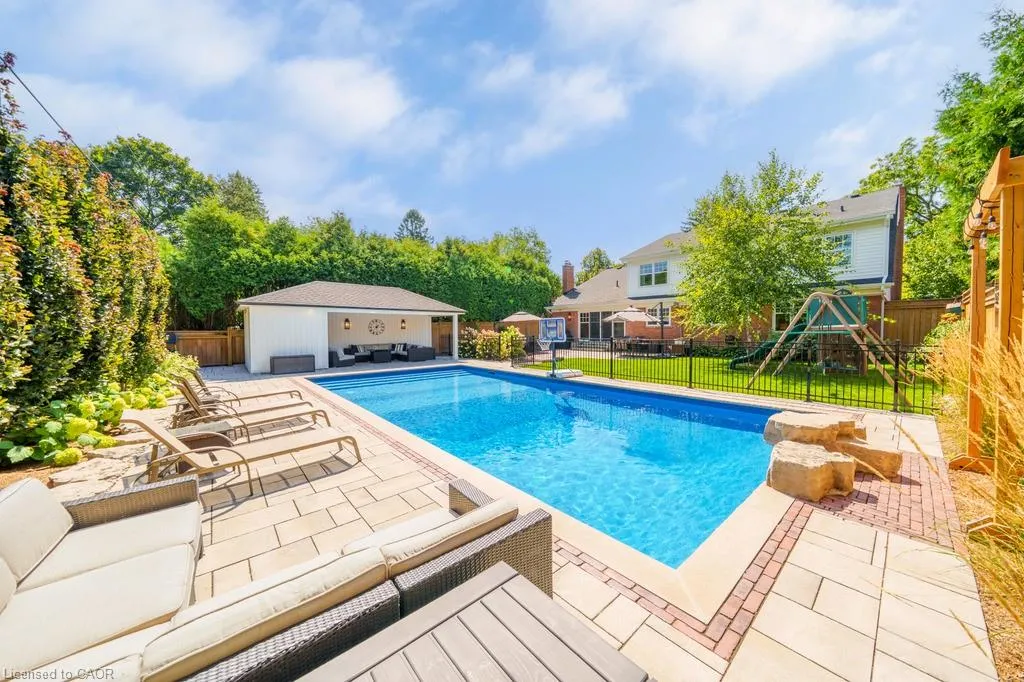 385 Rosslyn Drive