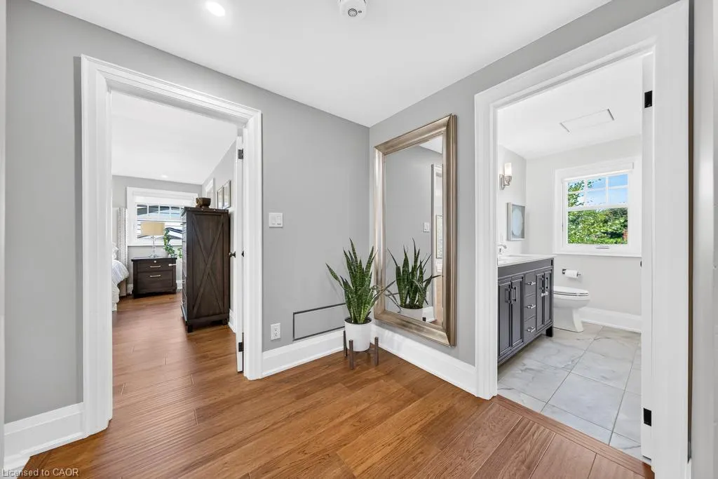385 Rosslyn Drive