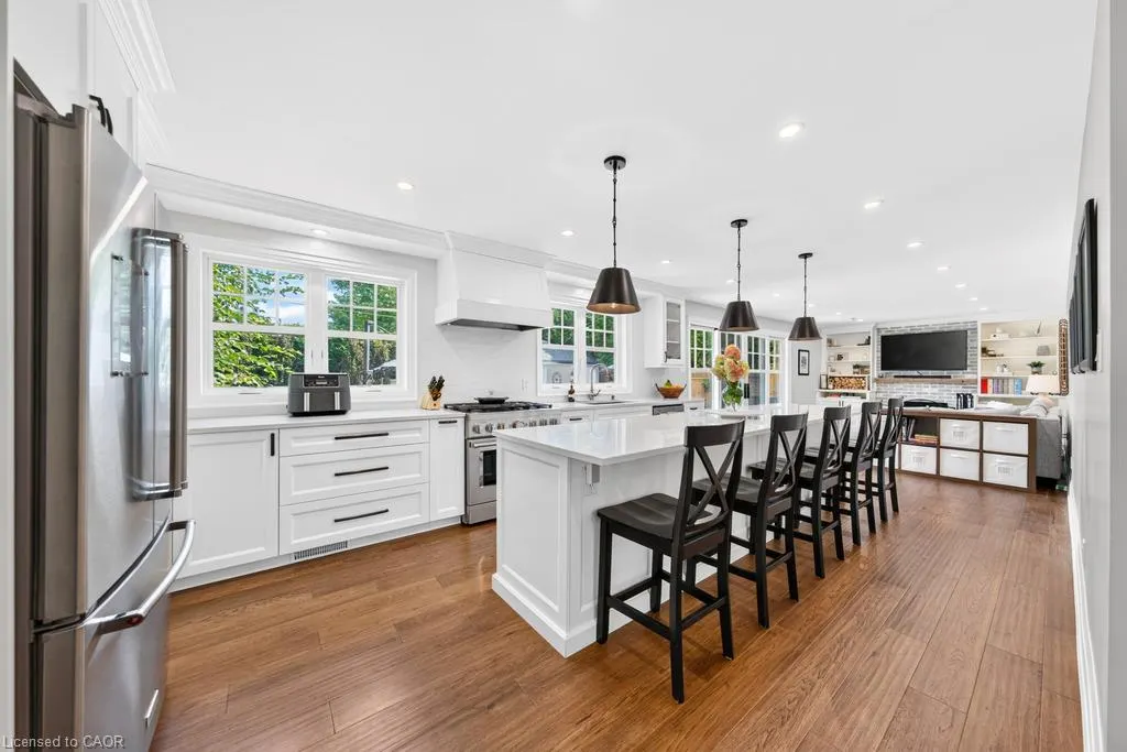 385 Rosslyn Drive