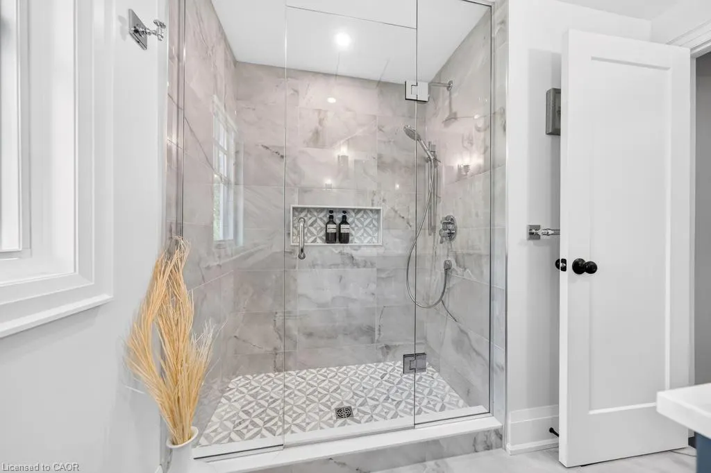 385 Rosslyn Drive