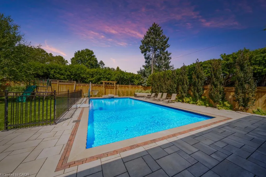 385 Rosslyn Drive