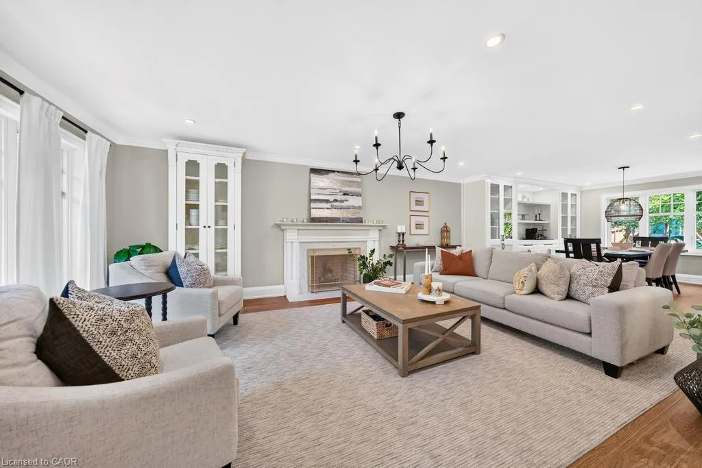 385 Rosslyn Drive