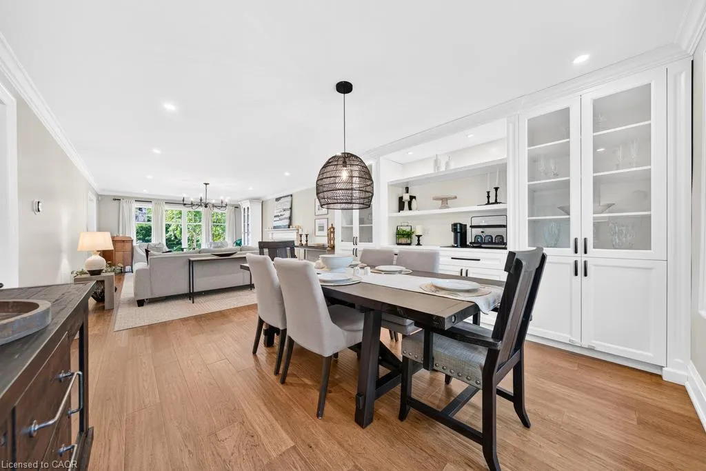 385 Rosslyn Drive