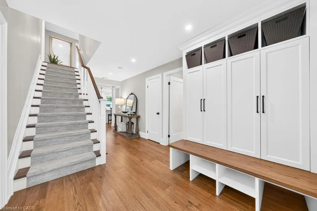385 Rosslyn Drive