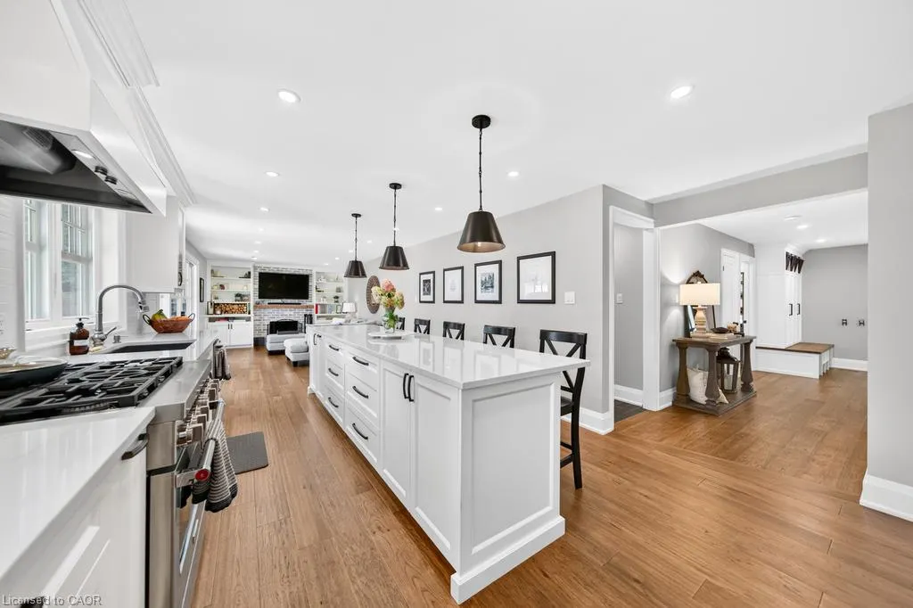 385 Rosslyn Drive