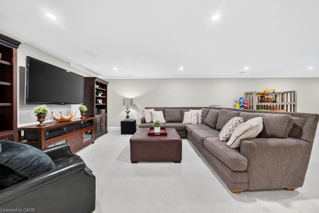 385 Rosslyn Drive