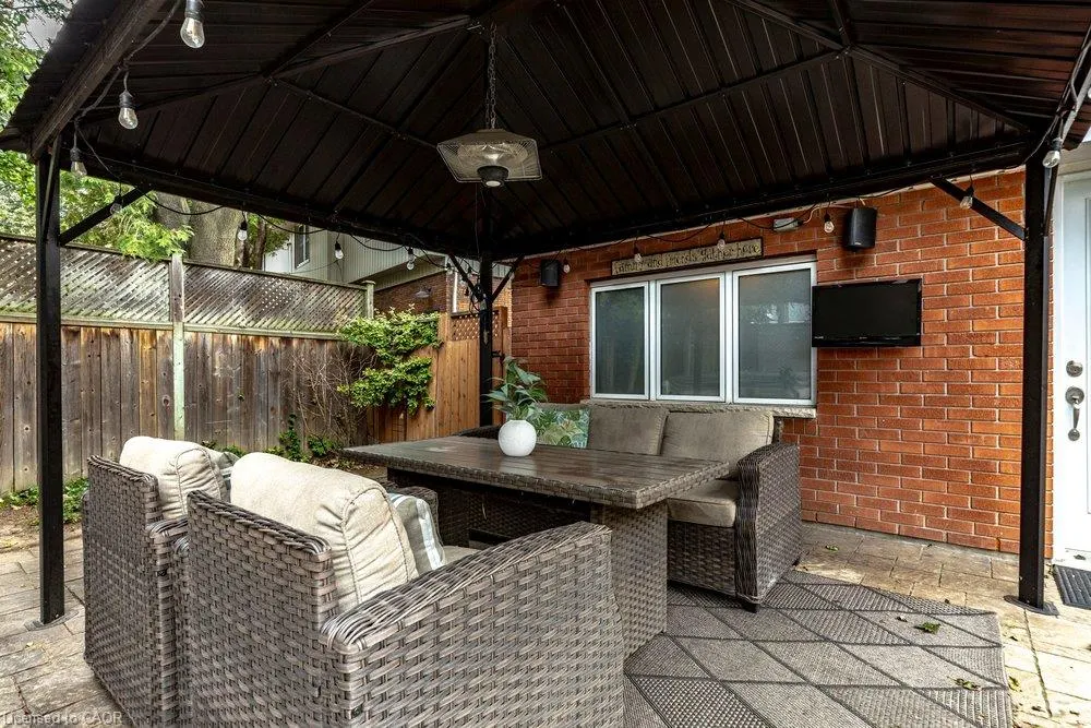 418 Fairlawn Crescent