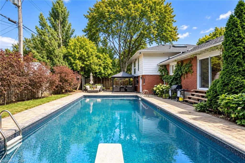 418 Fairlawn Crescent