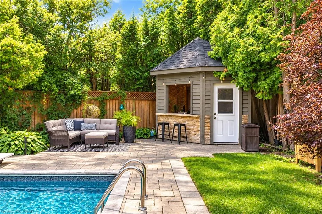 418 Fairlawn Crescent