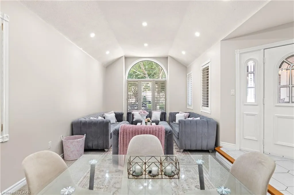 648 Bayhampton Crescent