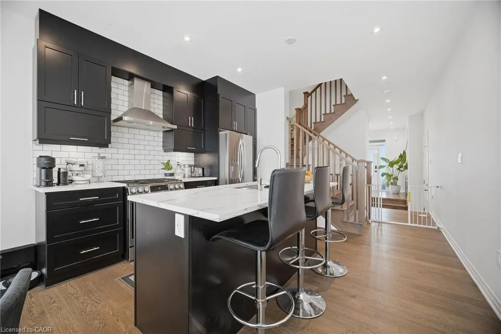 94 Settlers Road E