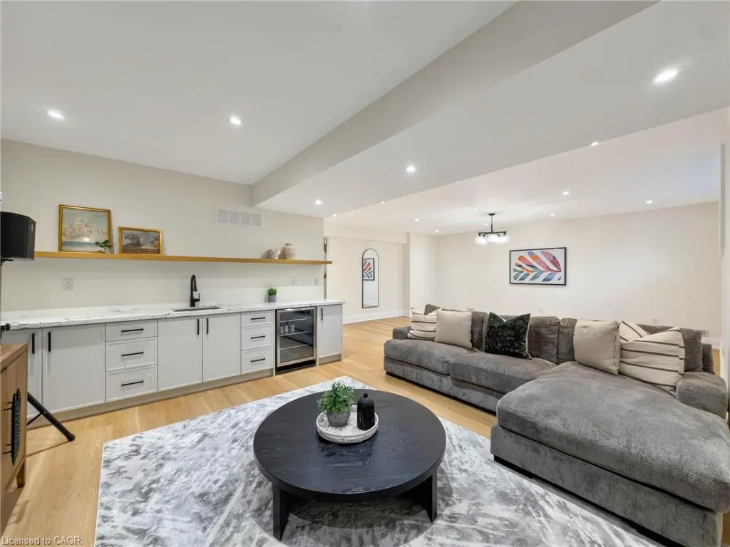260 Kent Crescent