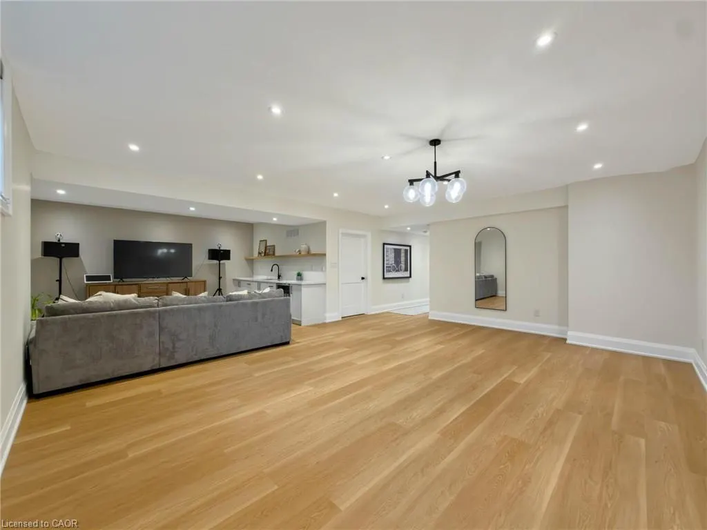 260 Kent Crescent
