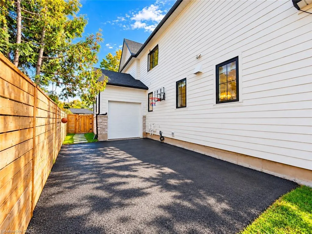 260 Kent Crescent