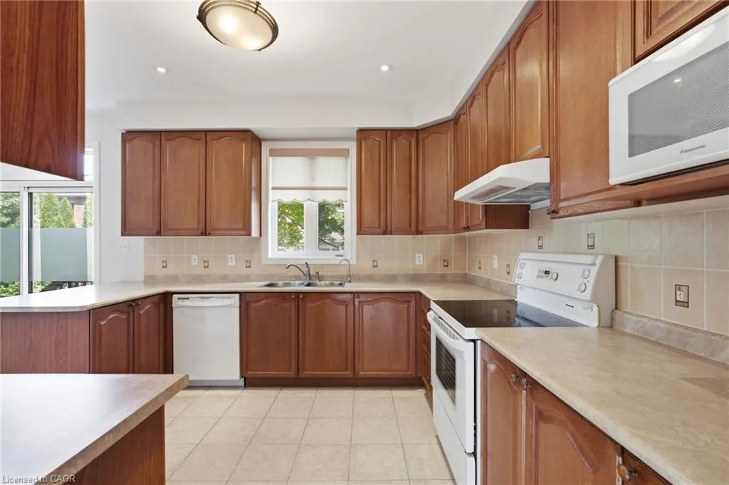 2241 Glazebrook Circle
