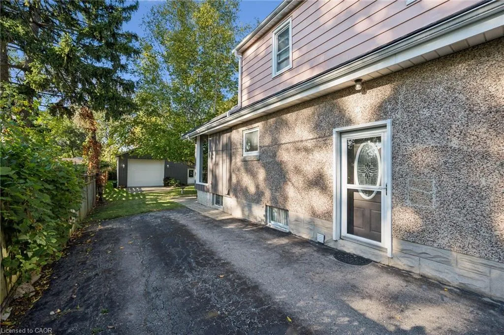 199 1/2 Dundas Lane