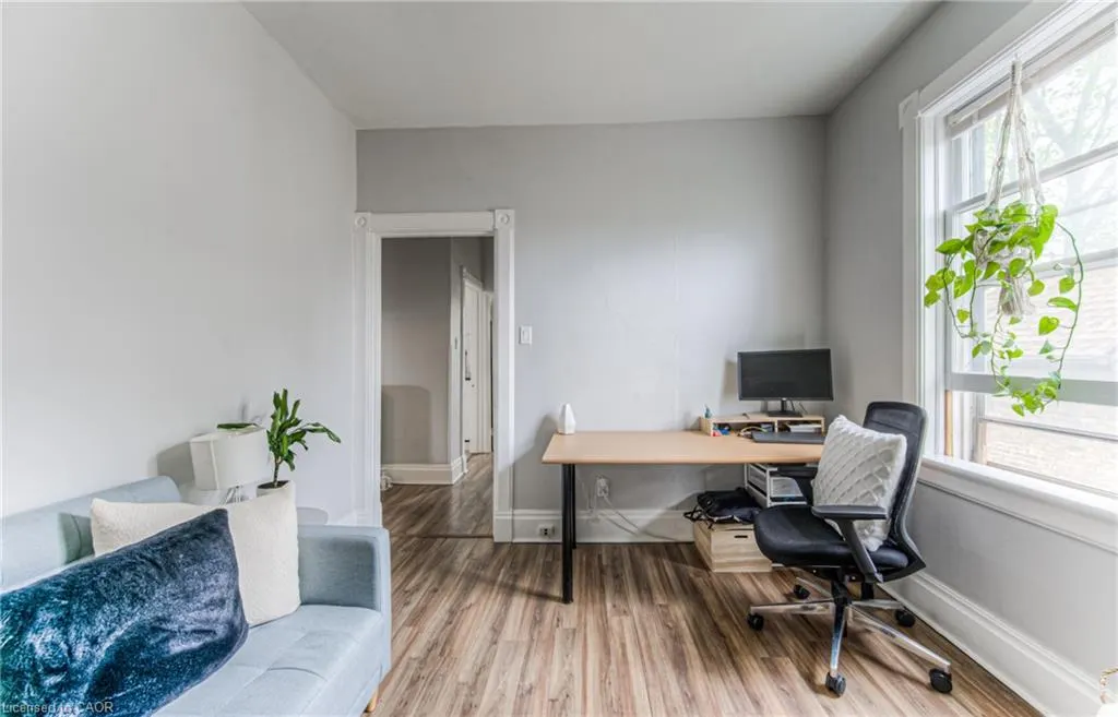 404 Duke Street W #Upper