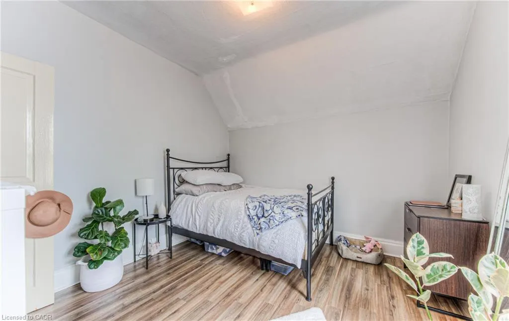 404 Duke Street W #Upper